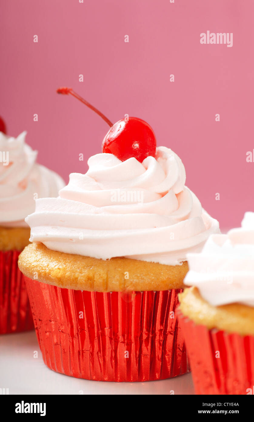 Délicieux cupcake à la vanille avec glaçage au marasquin et cherry Banque D'Images