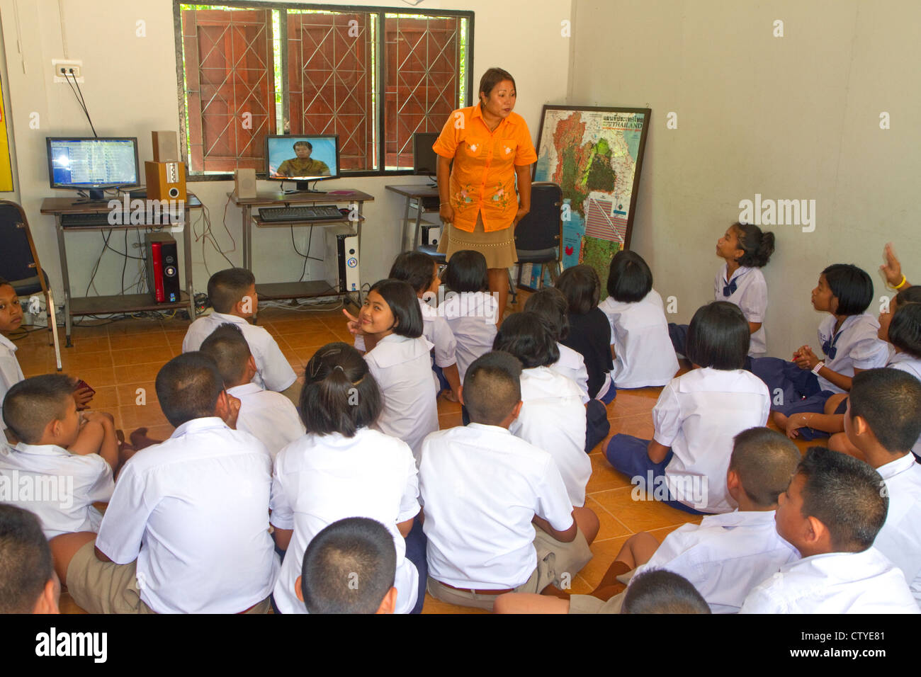 Les enfants fréquentent une école primaire thaï sur l'île de Ko Samui, Thaïlande. Banque D'Images