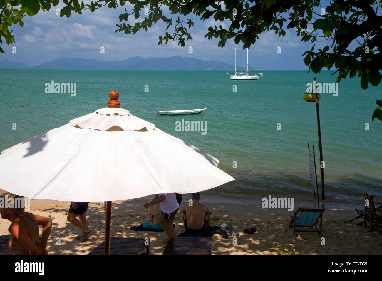 Vue sur le golfe de Thaïlande depuis un café patio sur l'île de Ko Samui, Thaïlande. Banque D'Images