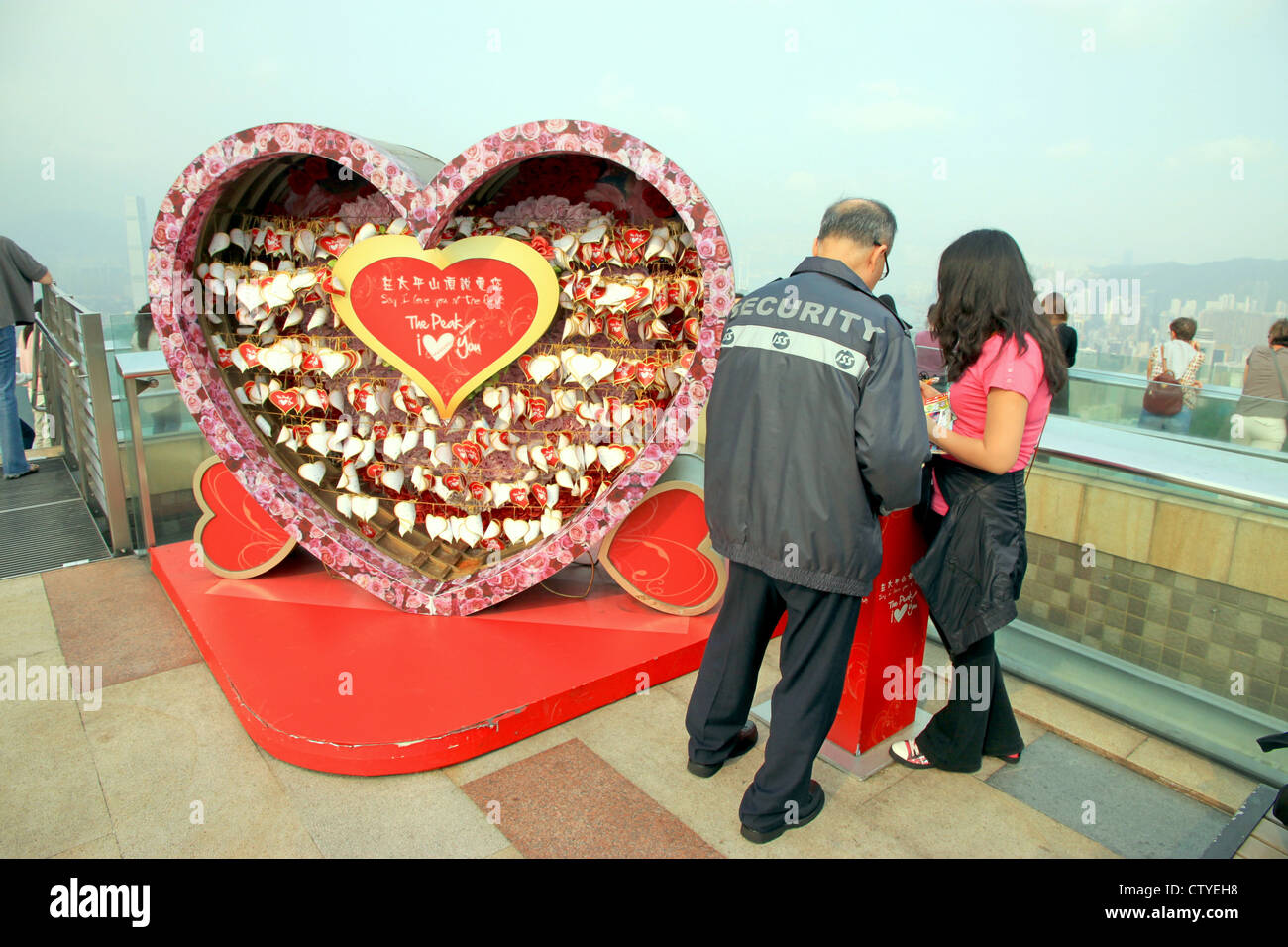 Un garde de sécurité fournissant de l'information sur le Pic Victoria, Hong Kong Banque D'Images