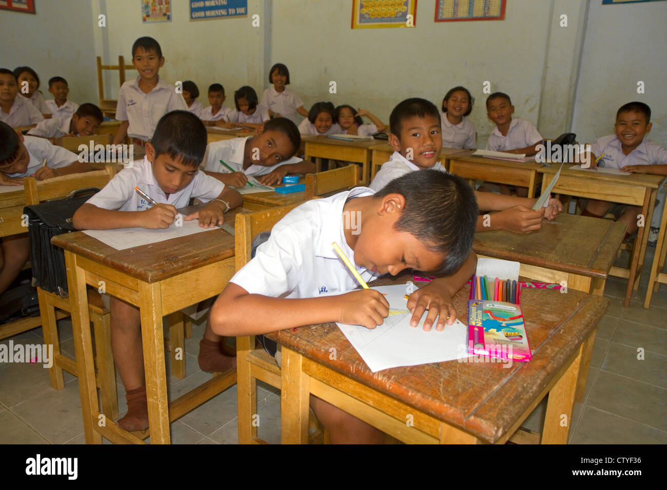 Les élèves de l'école élémentaire thaïlandais s'asseoir une un bureau sur l'île de Ko Samui, Thaïlande. Banque D'Images
