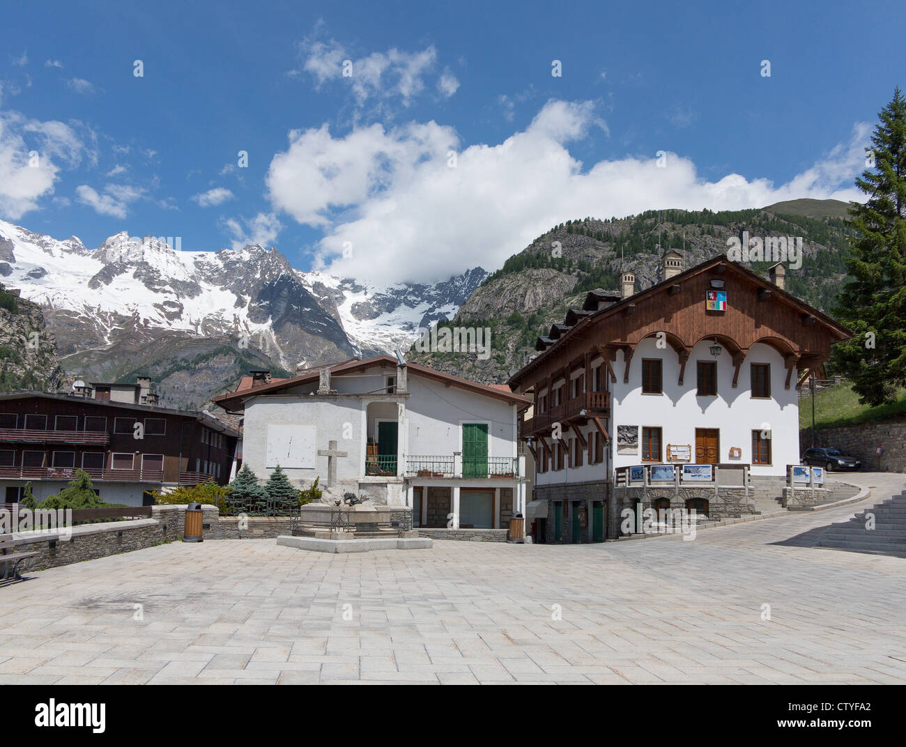 La station de ski de Courmayeur en Italie et la chaîne de montagnes des Alpes dominée par le Mont Blanc. Banque D'Images