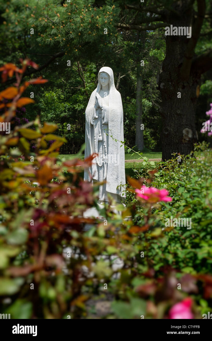 Jardin des Roses avec Sainte Mère statue. Banque D'Images