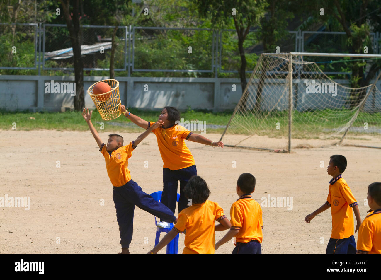 Les étudiants jouent au basket-ball d'une école élémentaire thaïlandais jeux pour enfants sur l'île de Ko Samui, Thaïlande. Banque D'Images