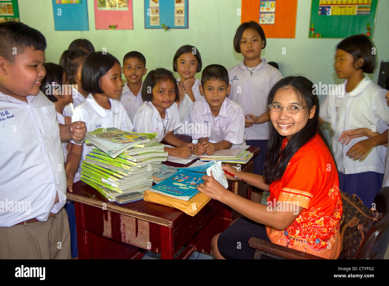 L'enseignant et les élèves d'une école primaire thaï sur l'île de Ko Samui, Thaïlande. Banque D'Images