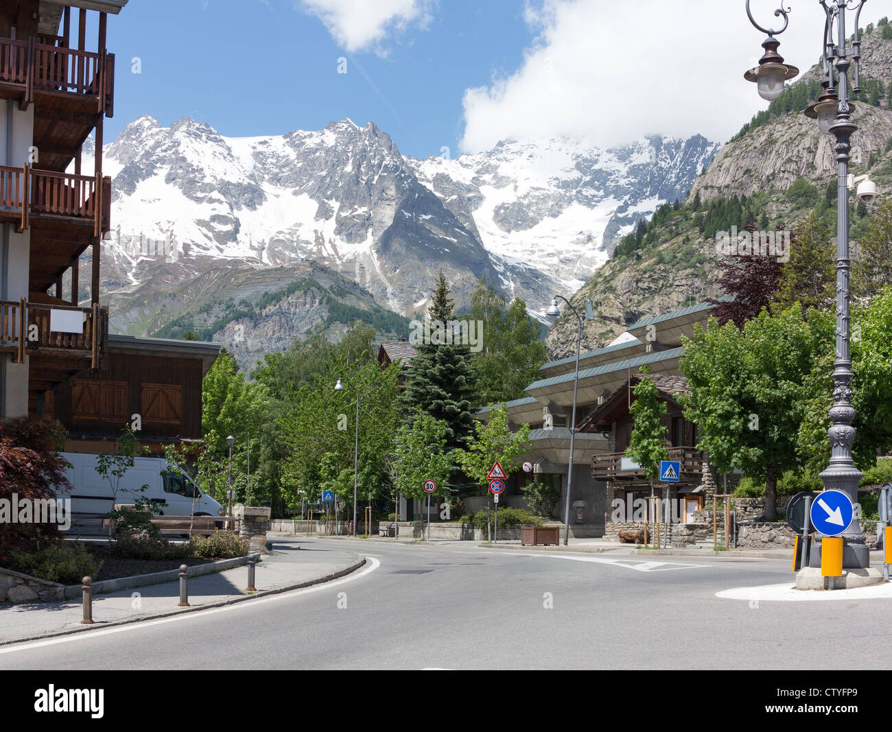 La station de ski de Courmayeur en Italie et la chaîne de montagnes des Alpes dominée par le Mont Blanc. Banque D'Images
