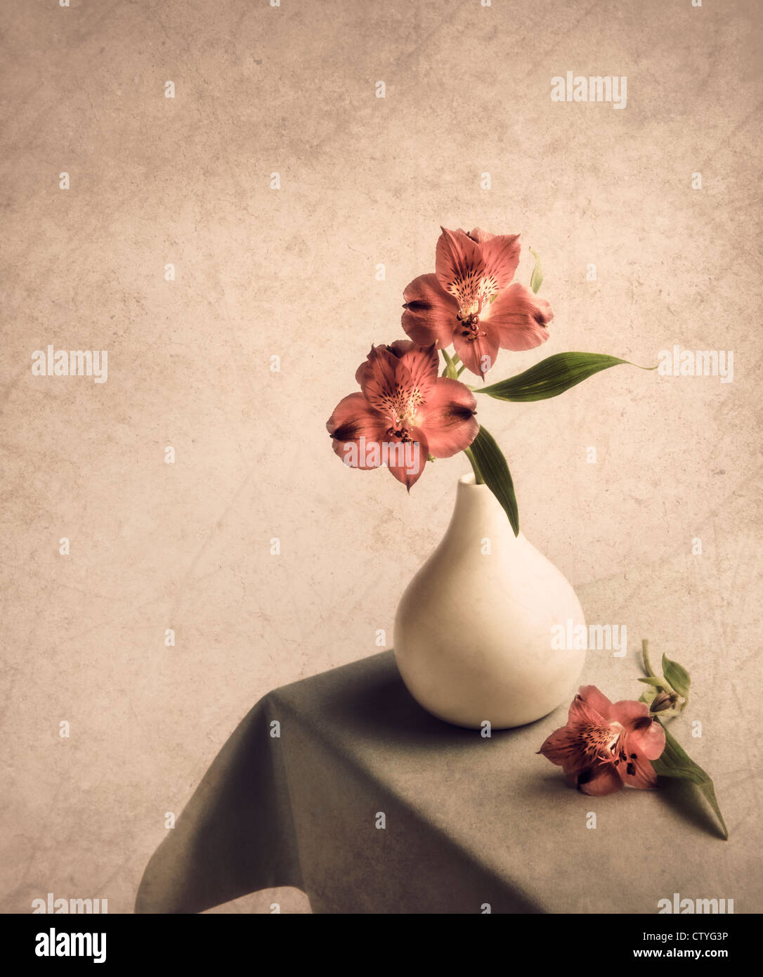 Fleurs dans un vase sur la table de nuit avec effet de texture Banque D'Images