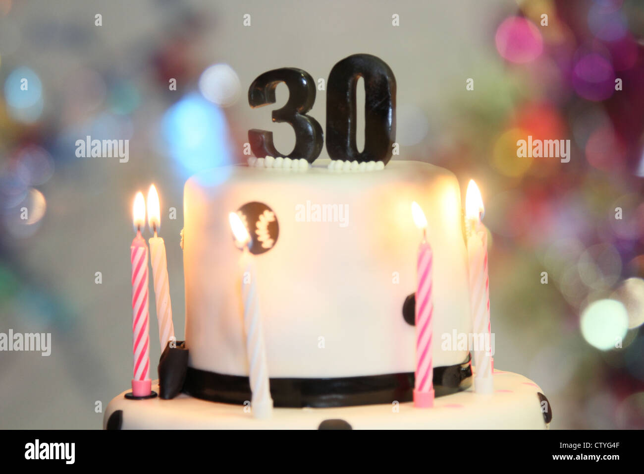 Gateau d'anniversaire 30 ans Banque de photographies et d'images à haute  résolution - Alamy