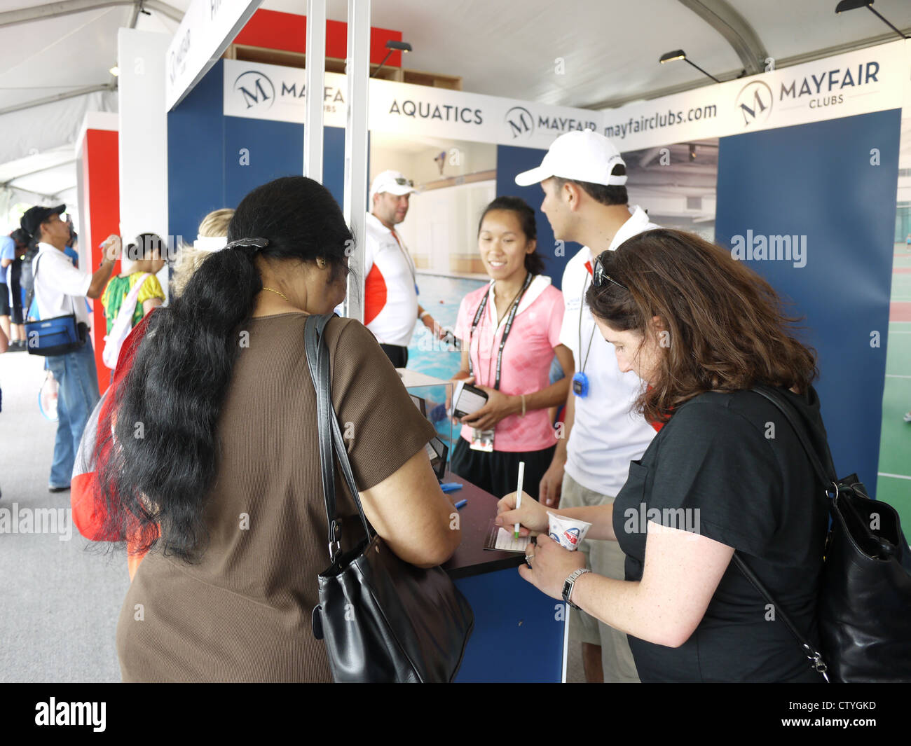Grosses Femmes s'enregistrer l'adhésion au club de remise en forme de la santé Banque D'Images