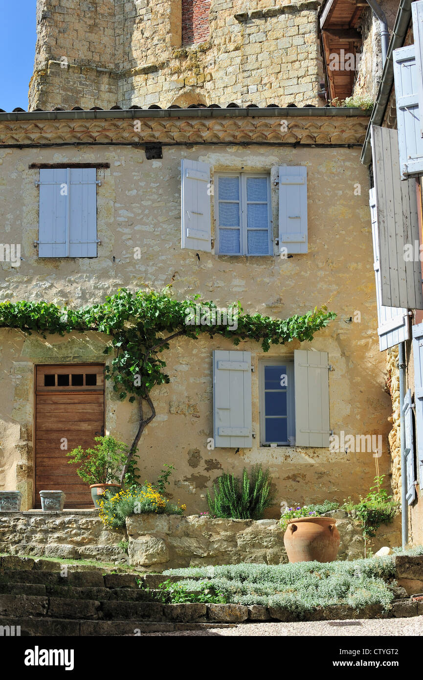 Chambre avec fenêtre volets en alley à Aiguèze, Pyrénées, France Banque D'Images