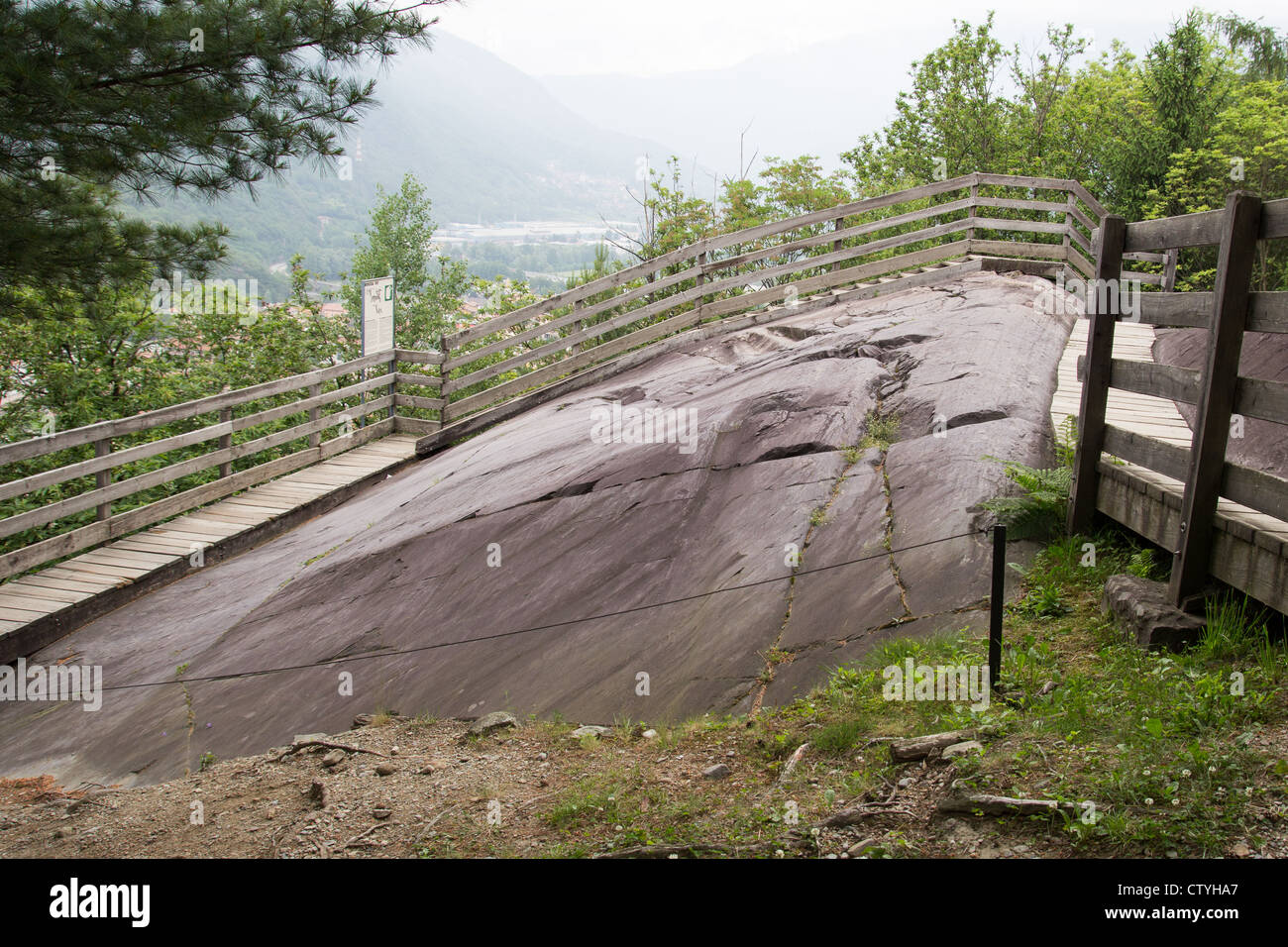 Les sculptures sur pierre du Val Camonica, Italie constituent l'une des plus grandes collections de pétroglyphes préhistoriques dans le monde Banque D'Images