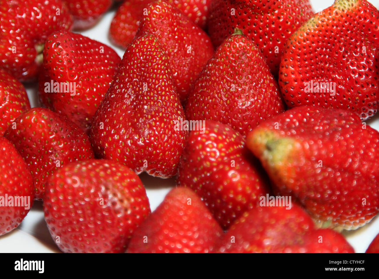 Gros plan de la plaque blanc fraises fraise Banque D'Images