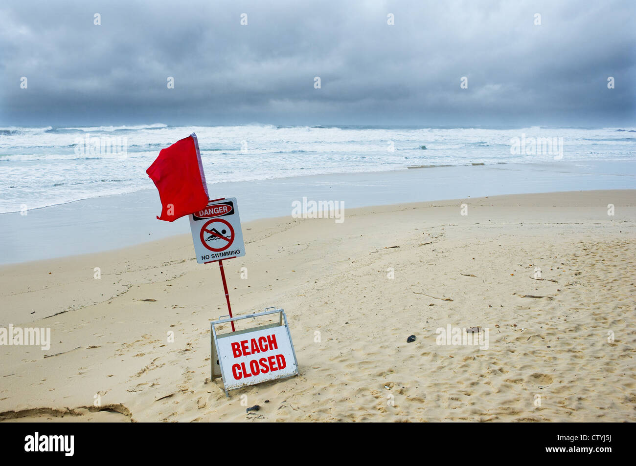 Coolum Beach Queensland - un drapeau d'avertissement rouge sur Coolum Beach, Queensland, Australie. Banque D'Images