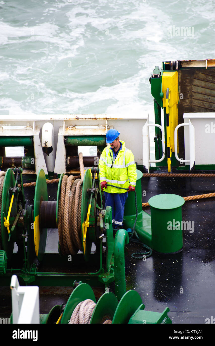 Prendre les travailleurs dans une corde sur un car-ferry avant d'appareiller. Banque D'Images