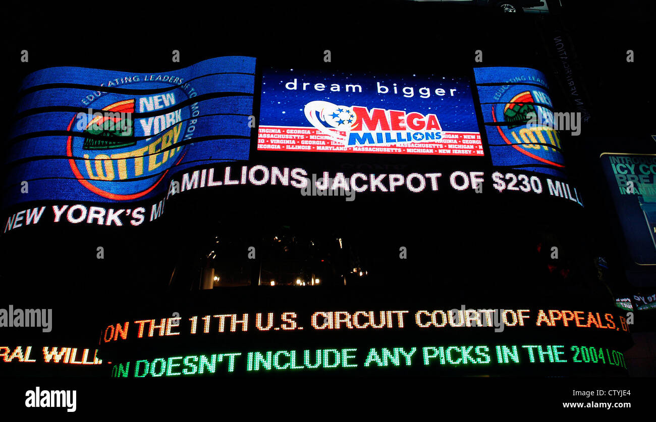 L'écran géant de télévision WABC annonce le dessin en direct des numéros de loterie à Times Square Banque D'Images