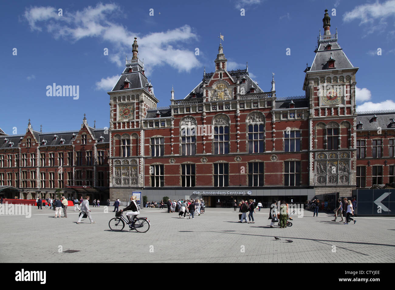 Gare centrale d'Amsterdam.Stationsplein Amsterdam. Europe pays-Bas Banque D'Images