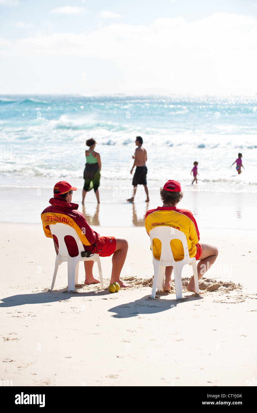 Des maîtres nageurs australiens sur cylindre Beach sur l'Île Stradbroke-nord dans le Queensland, Australie. Banque D'Images