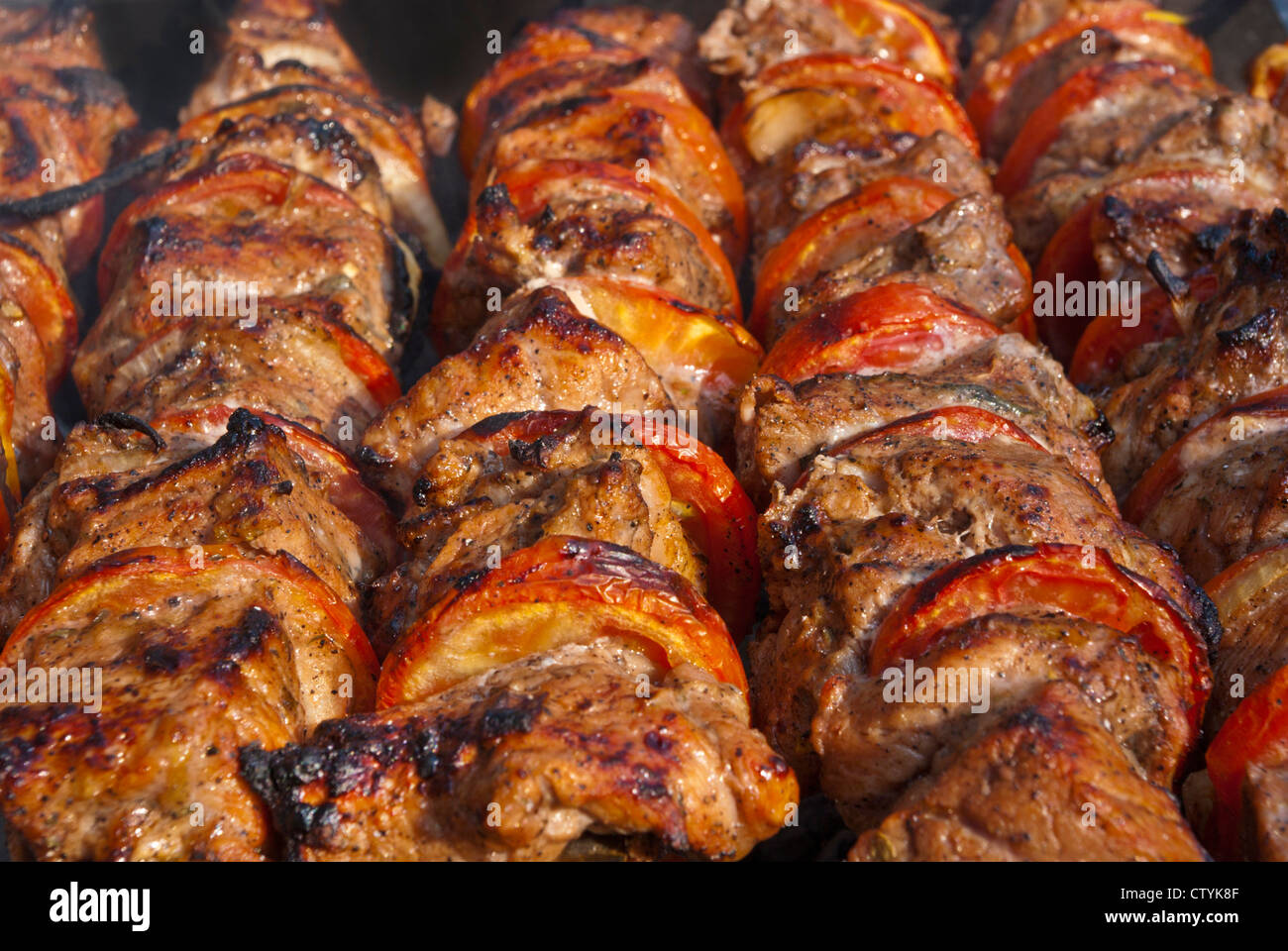 Un barbecue est situé près de l'image Banque D'Images