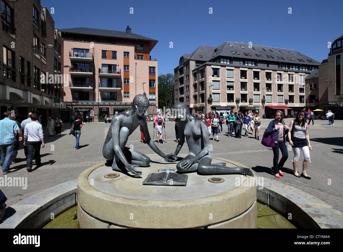 Une sculpture dans la place de l'Université dans le centre de Louvain-La-Neuve, une nouvelle ville belge avec une centre-ville. Banque D'Images