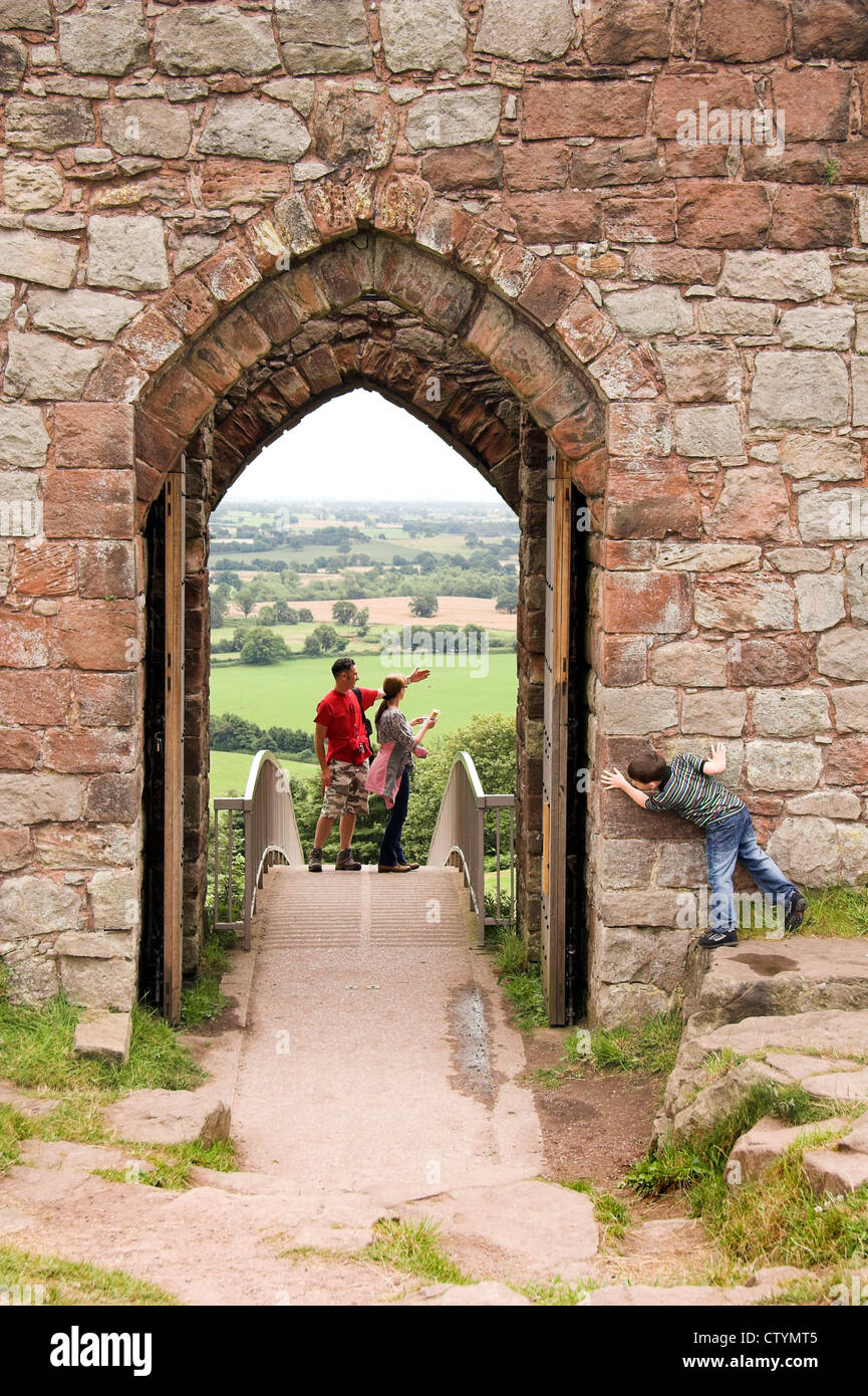 Ruines du château, les visiteurs au pont et à l'intérieur de la porte voûtée, Quartier Château Beeston, Cheshire, Royaume-Uni Banque D'Images