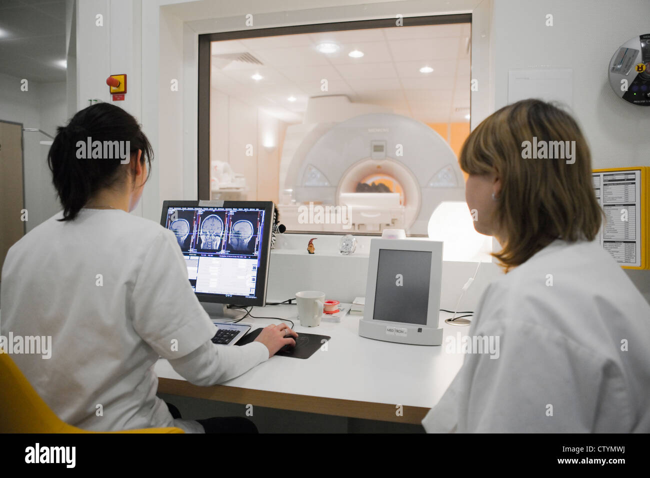 Femme médecin et opérateur lors d'une scintigraphie cérébrale IRM Banque D'Images