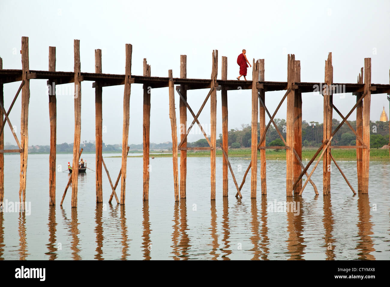 U Bein Bridge crossing moine - le plus long pont en teck (passerelle) dans le monde dans Amarapura, Mandalay City, le Myanmar (Birmanie). Banque D'Images