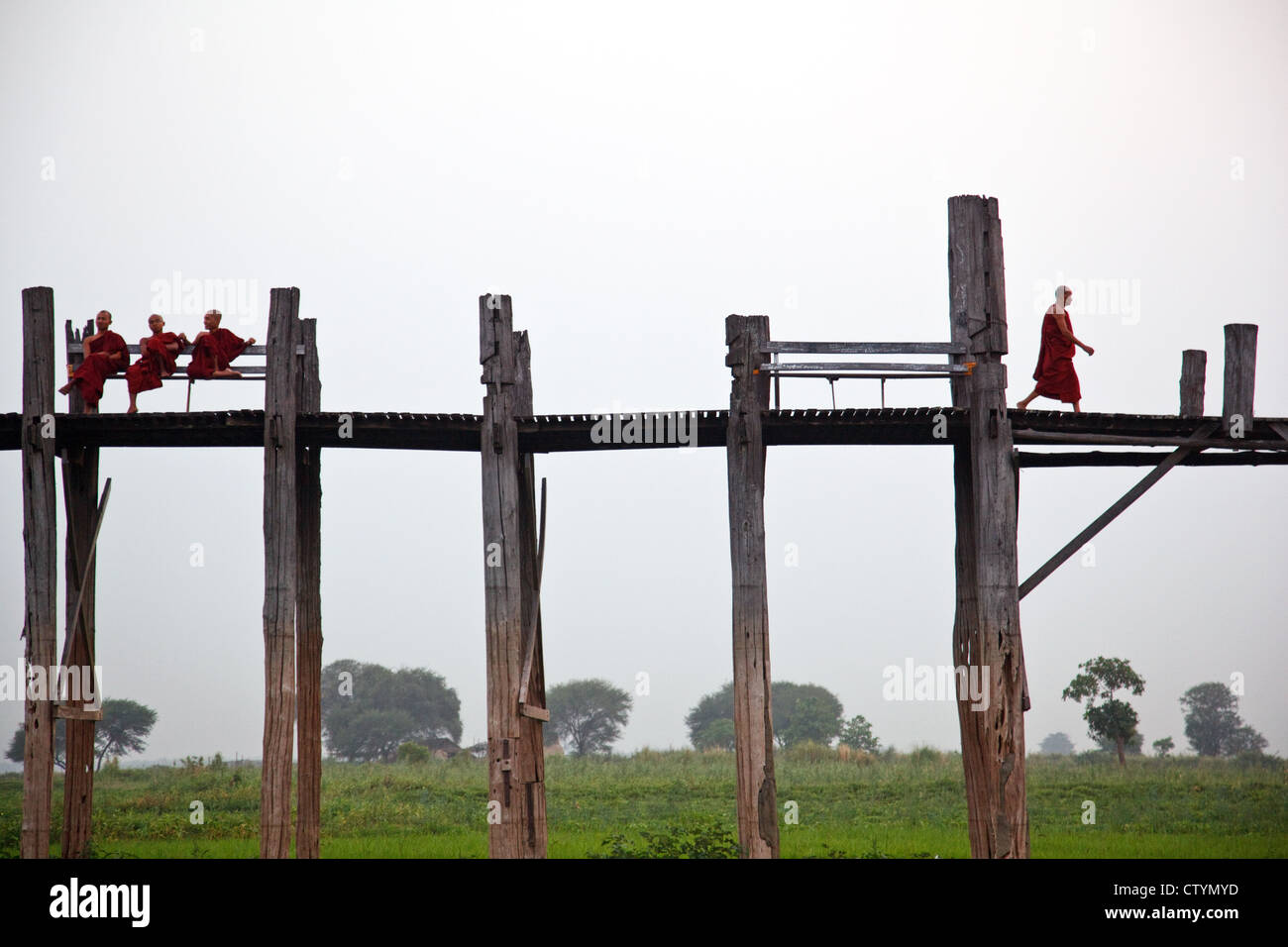 U Bein Bridge crossing moine - le plus long pont en teck (passerelle) dans le monde dans Amarapura, Mandalay City, le Myanmar (Birmanie). Banque D'Images
