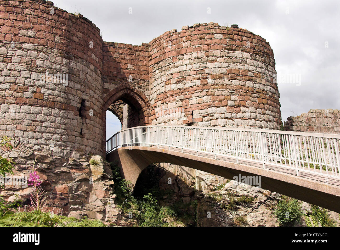 Ruines du château, pont à l'intérieur Ward, Château de Beeston, Cheshire, Royaume-Uni Banque D'Images