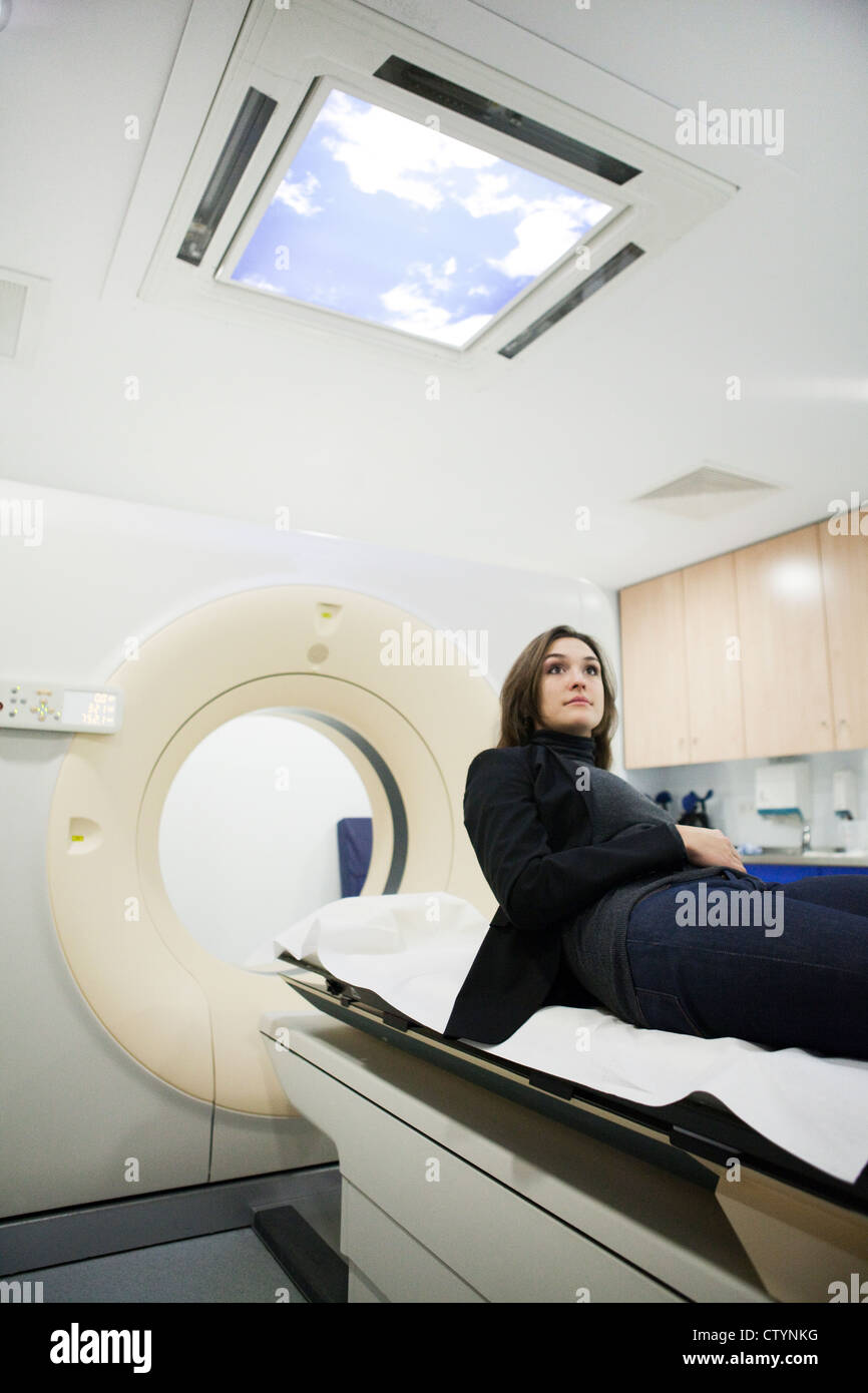 Young female patient in département de radiologie Banque D'Images
