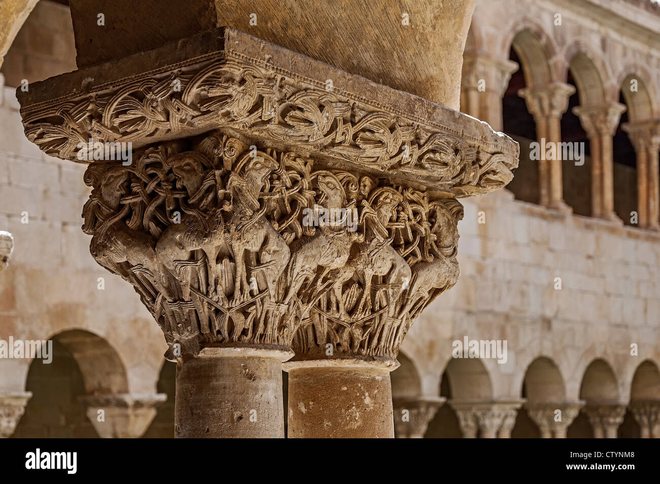 Capitale avec la sculpture d'animaux sur deux colonnes dans le cloître roman de l'abbaye bénédictine du monastère de Santo Domingo de Silos, Burgos, Espagne Banque D'Images