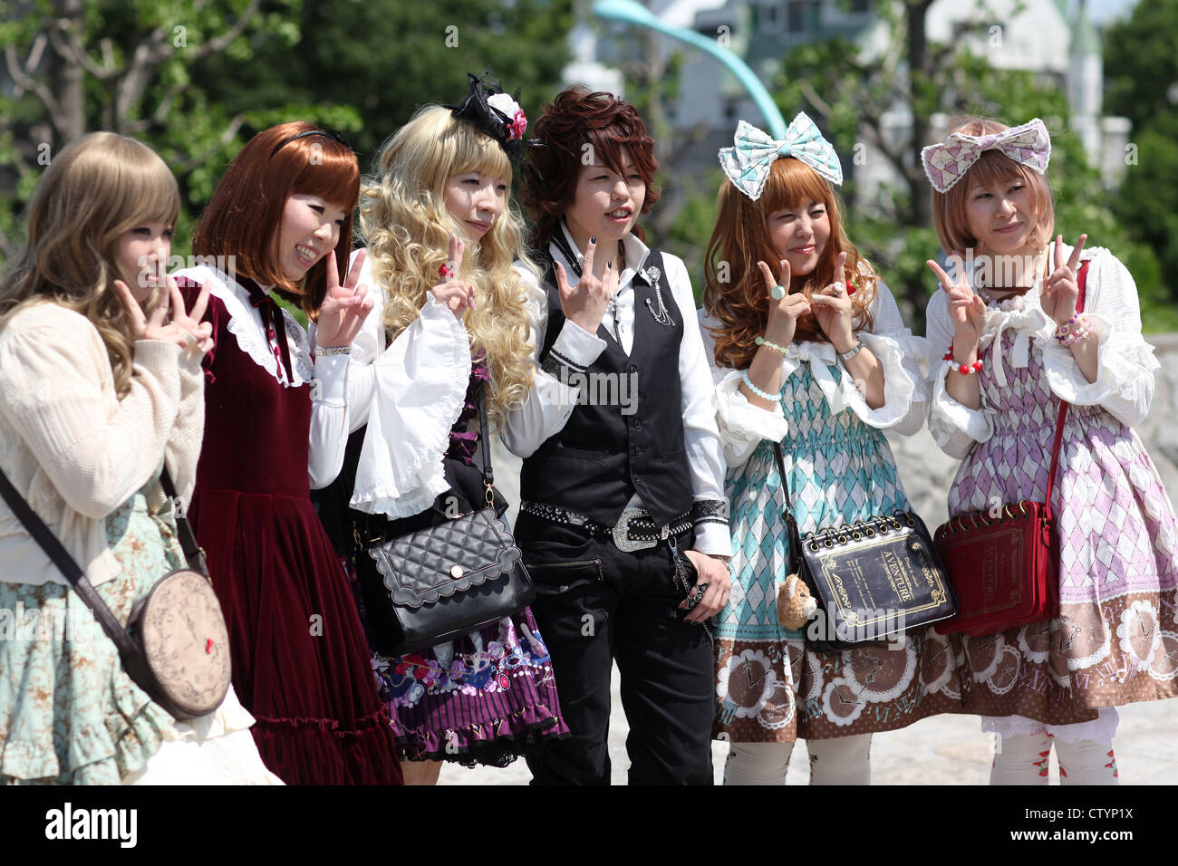 Habillé des jeunes filles dans les rues de Tokyo, Japon Banque D'Images