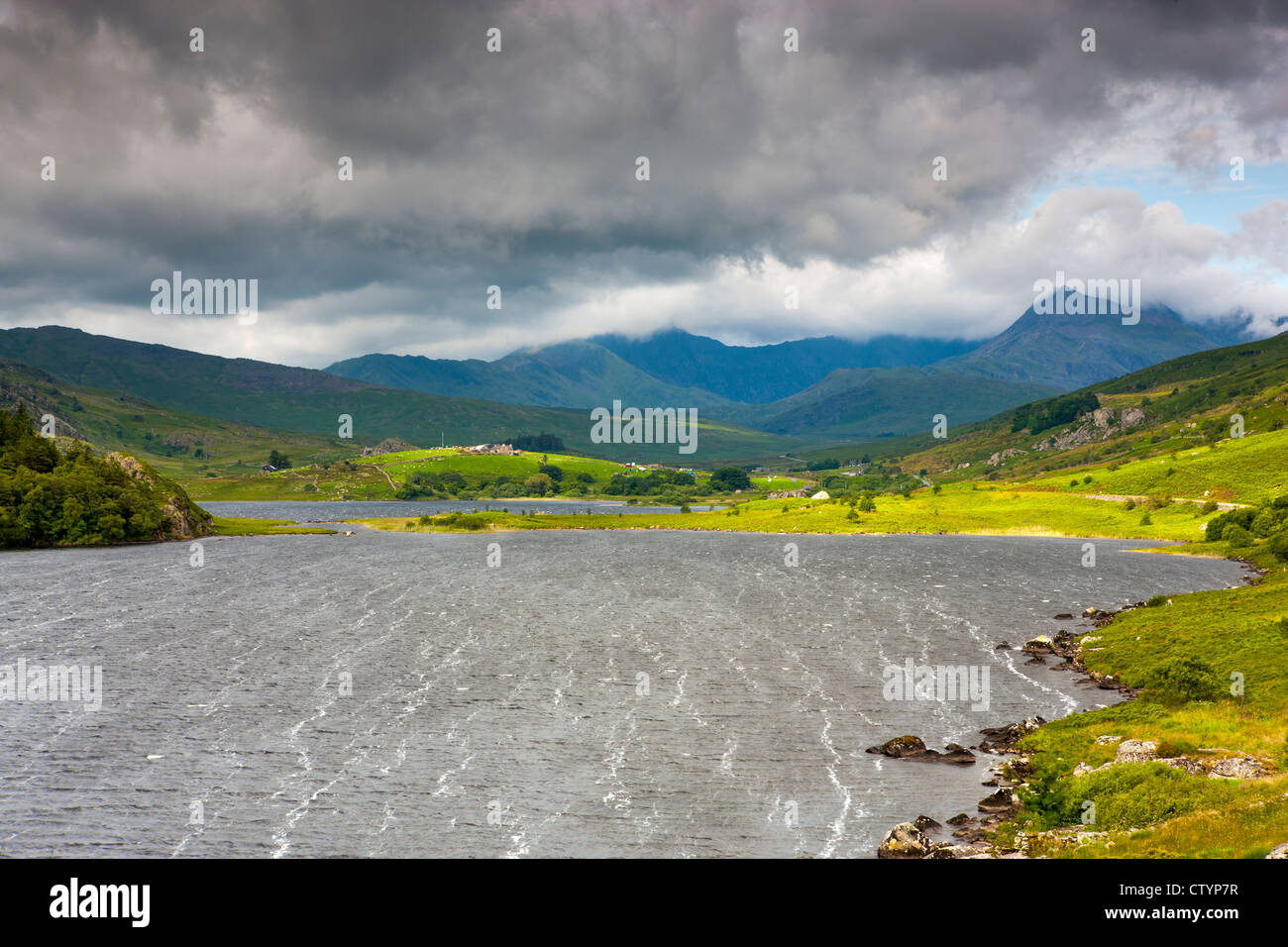 Vue sur le lac, Llynnau Mymbyr Curig, depuis le cap vers le Mont Snowdon, Dyffryn Mymbyr, Parc National de Snowdonia, Pays de Galles Banque D'Images