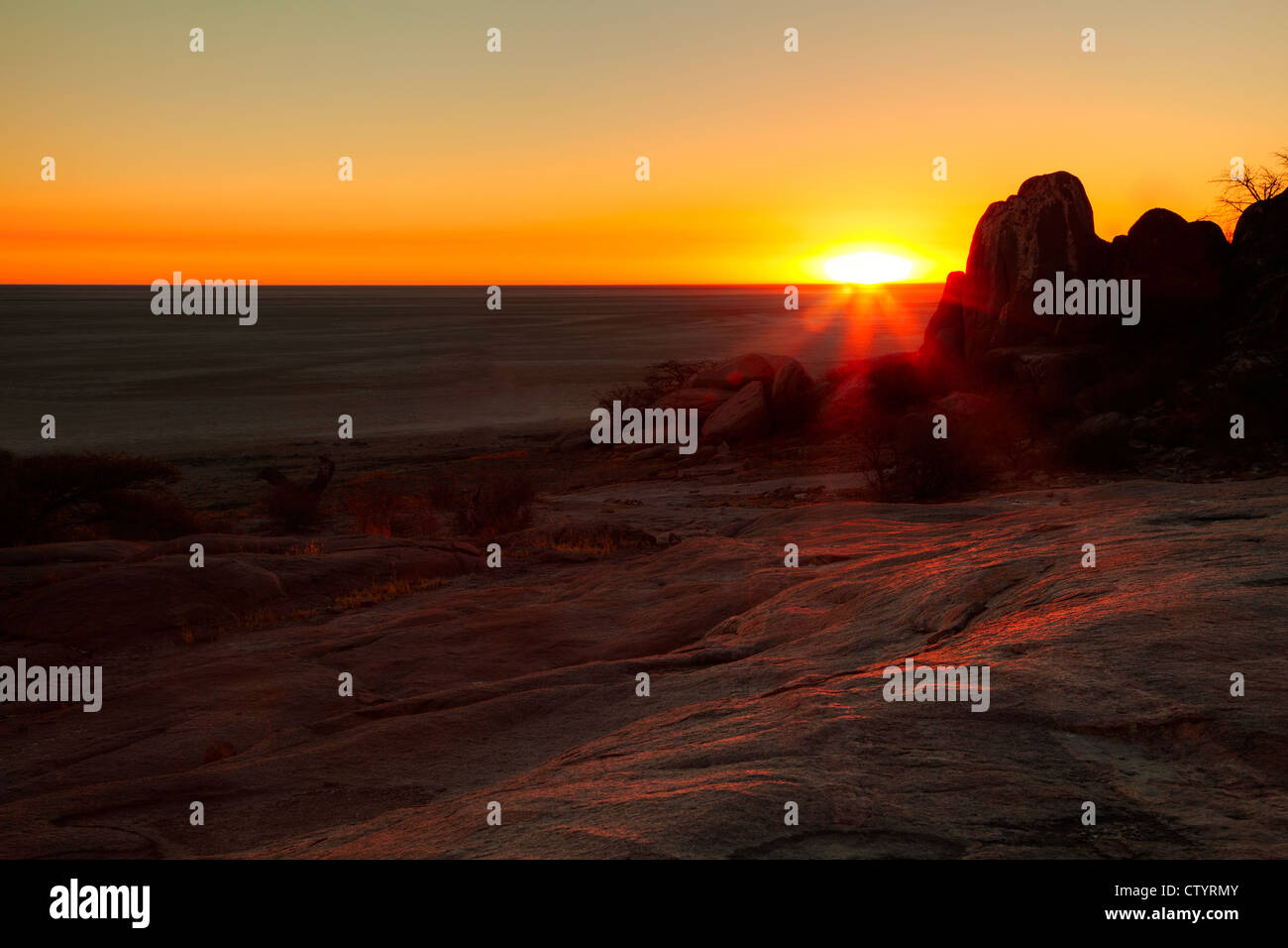 Lever du soleil sur l'kgadikgadi pansin botswana, prises de kubu island Banque D'Images