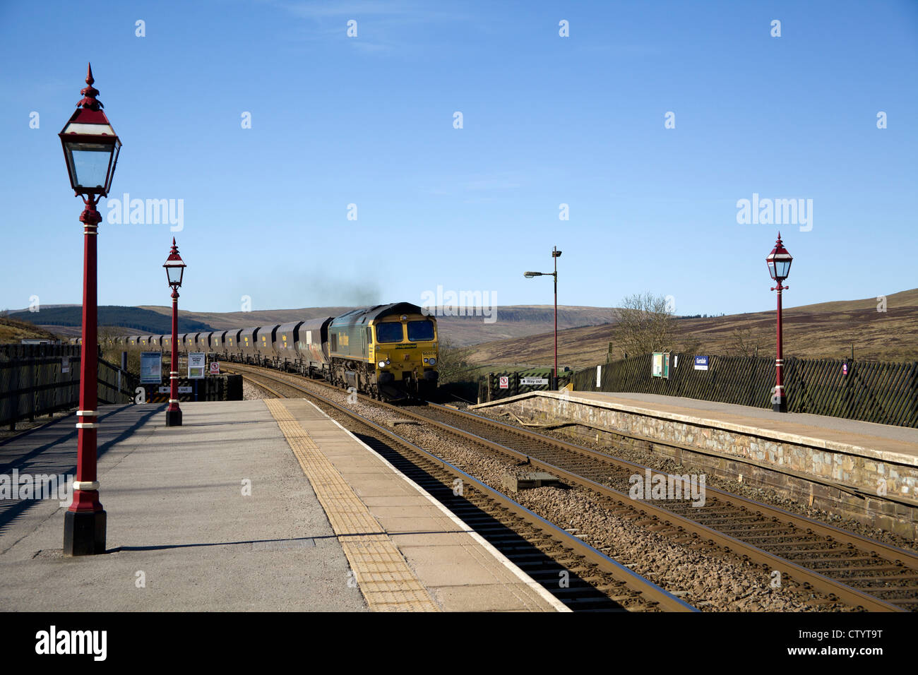 Train de charbon Freightliner passant Garsdale gare sur la célèbre s'installer à Carlisle railway, Garsdale, Cumbria, Angleterre Banque D'Images