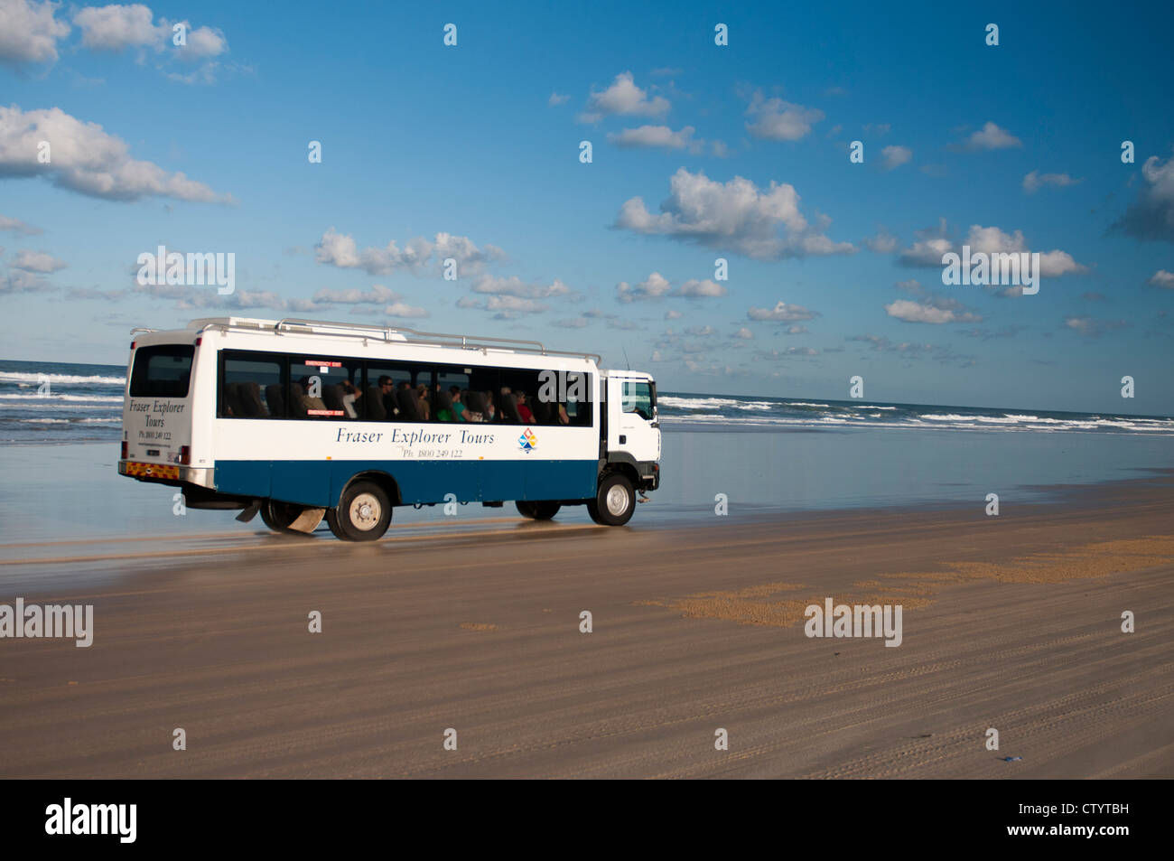 Bus touristique voyageant sur soixante cinq Mile Beach, l'île Fraser. Banque D'Images