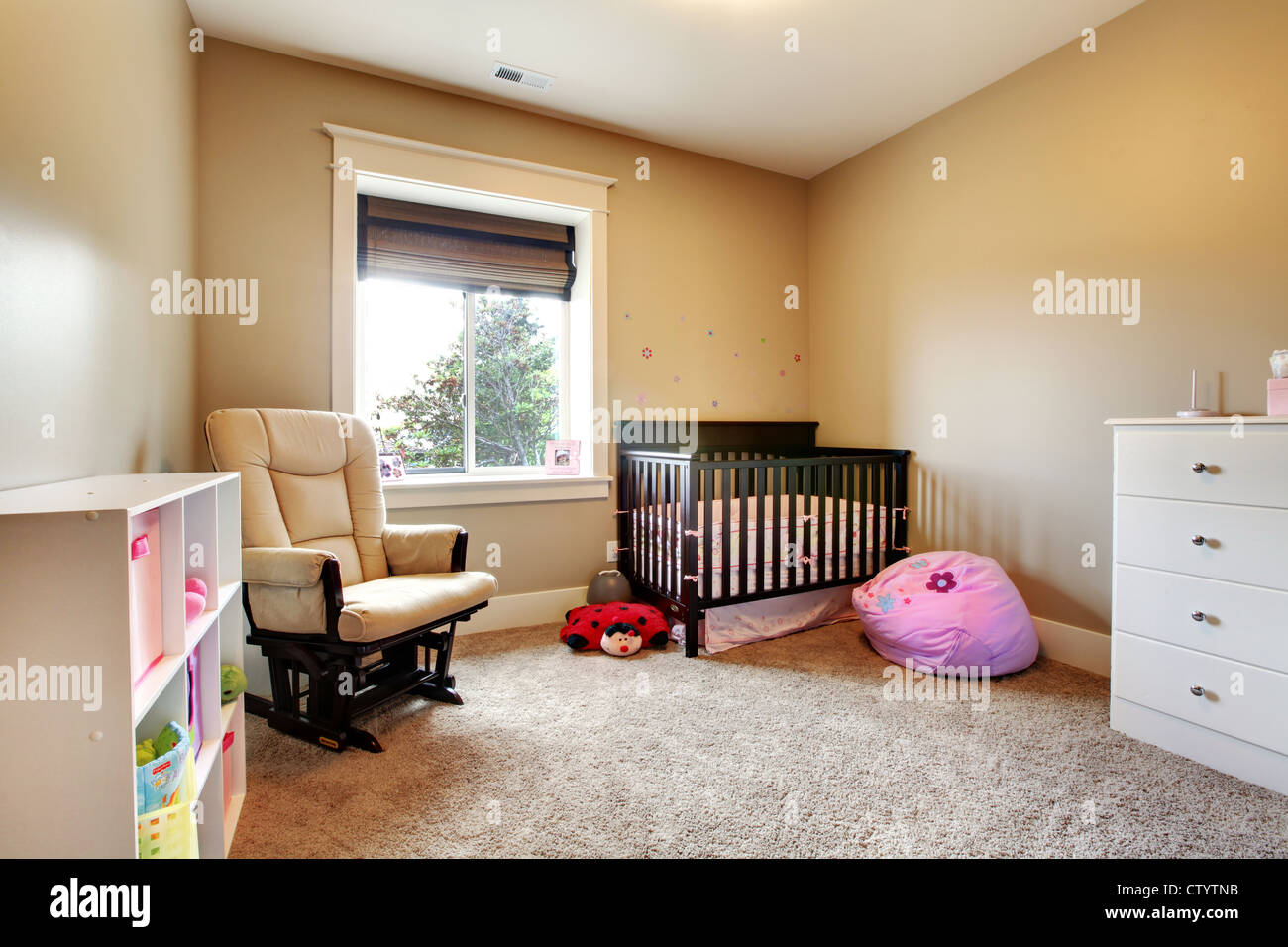 Salle D Allaitement Pour Bebe Fille Avec Lit En Bois Marron Et Beige Des Murs Photo Stock Alamy