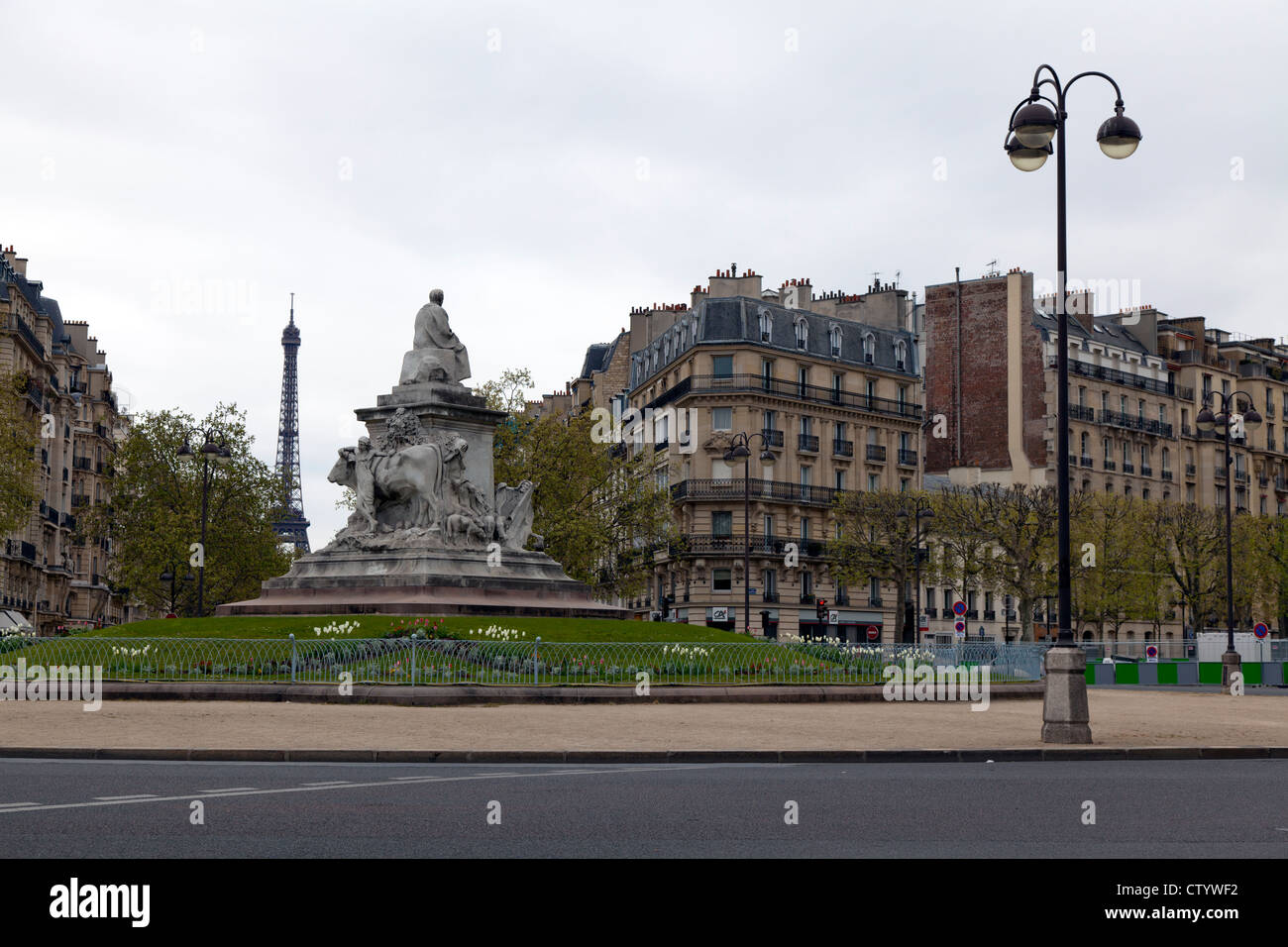 Statue de Louis Pasteur en place de Breteuil, avec la Tour Eiffel en
