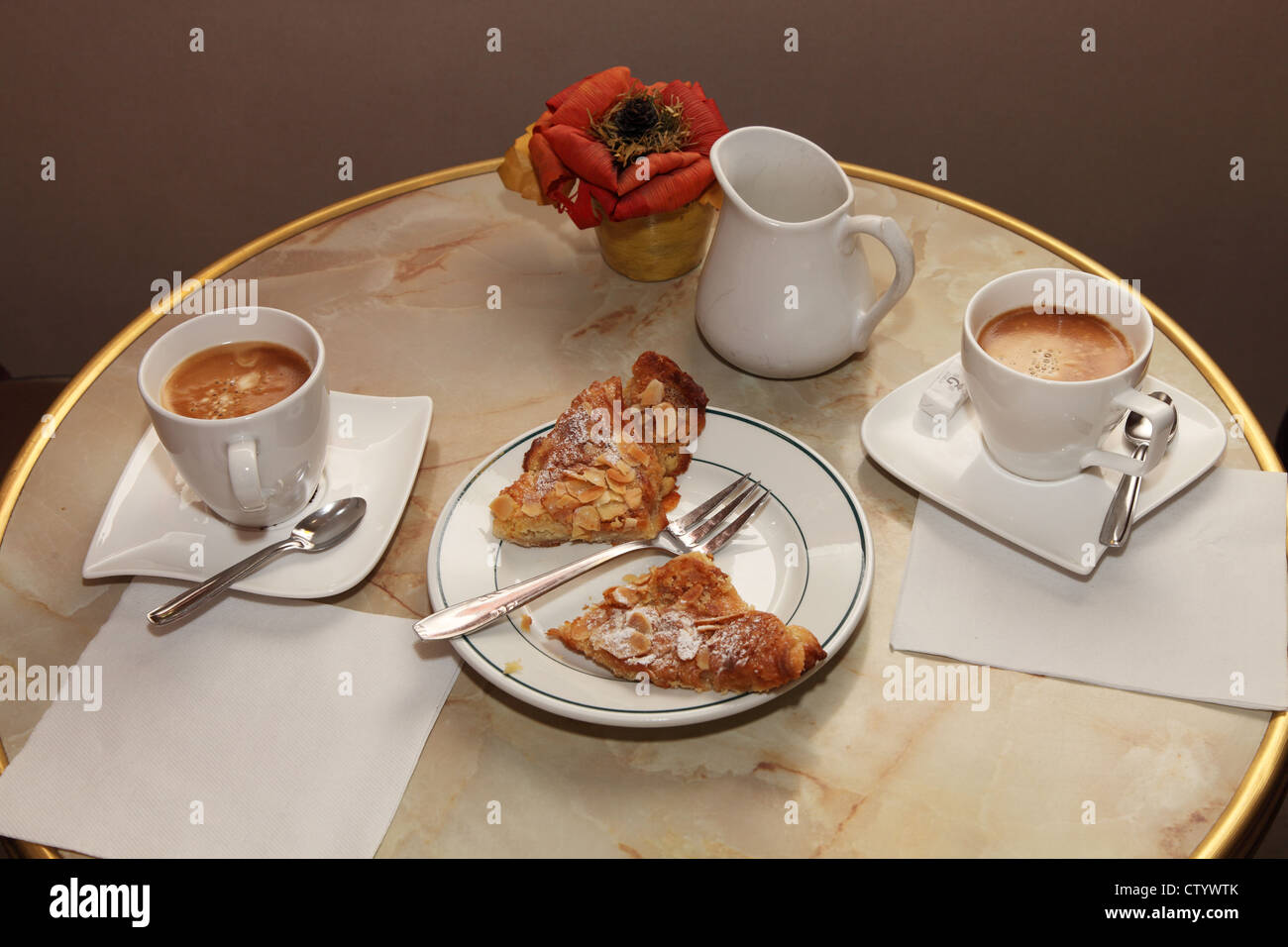 Deux cafés et un croissant aux amandes dans un café à l'intérieur de Tours, France Banque D'Images