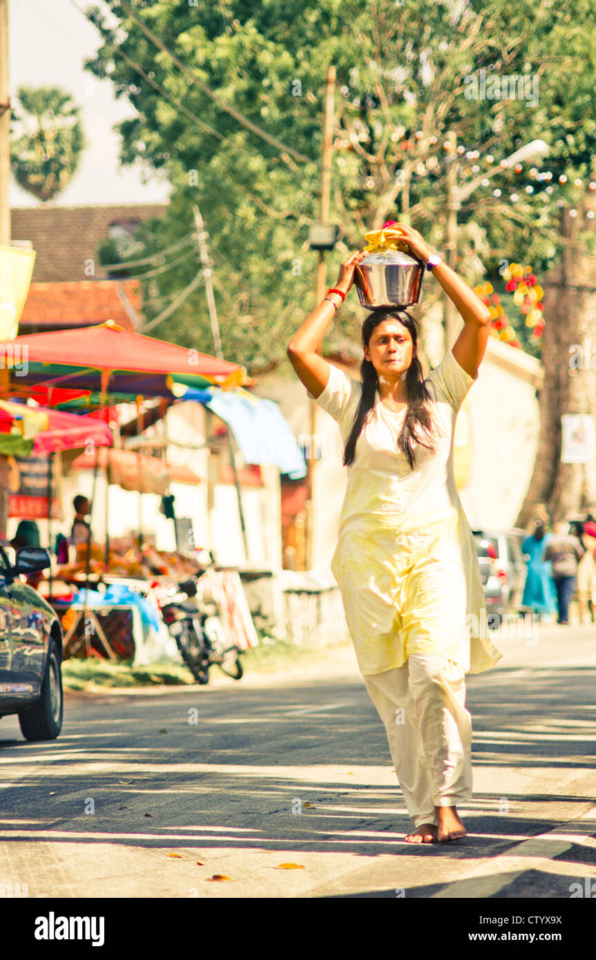 Festival Thaipusam, une femme dévote est porteur d'un pot de lait de vache comme offrande. Penang, Malaisie 2011. Banque D'Images