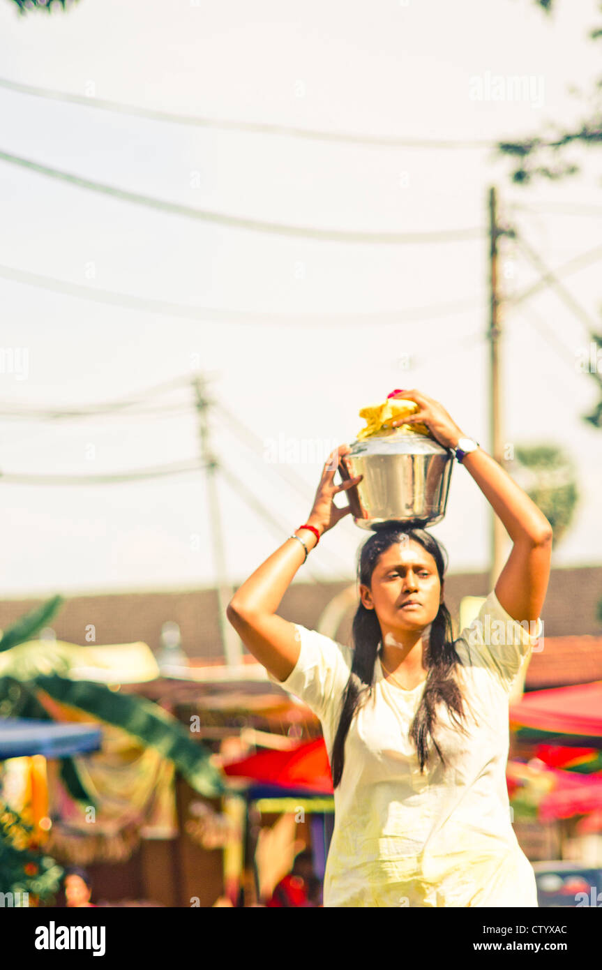 Festival Thaipusam, une femme dévote est porteur d'un pot de lait de vache comme offrande. Penang, Malaisie 2011. Banque D'Images