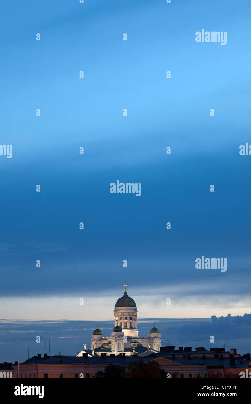 Ornate building sous ciel nuageux Banque D'Images
