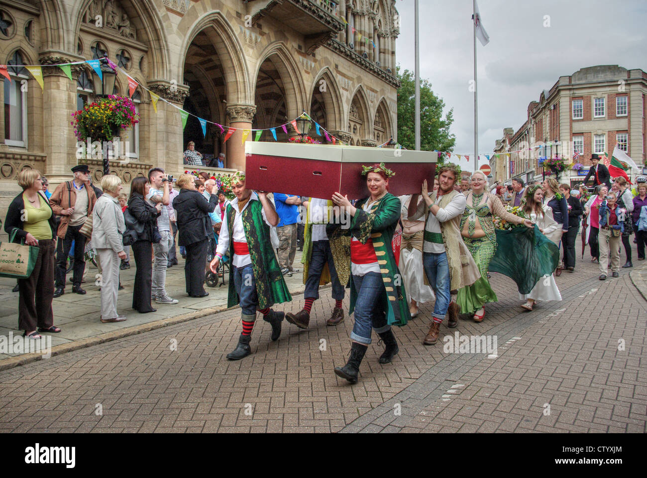 Les porteurs d'amorçage en costume traditionnel dans la région de Northampton , en bottes pour être monté sur une marionnette Godiva Banque D'Images