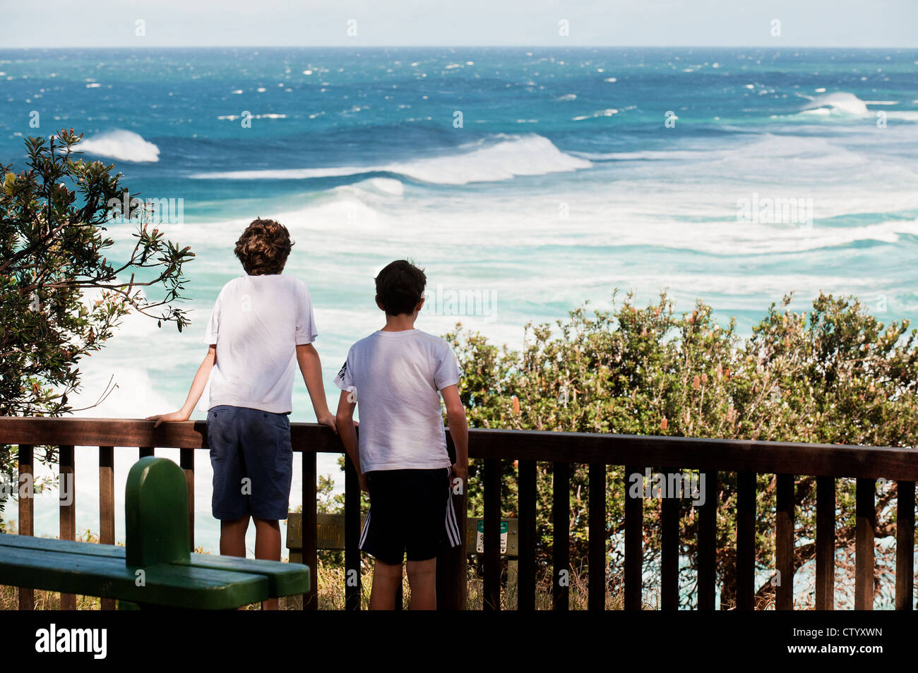 Deux jeunes garçons à la recherche sur la mer du Nord sur Stradbroke Island dans le Queensland, Australie. Banque D'Images