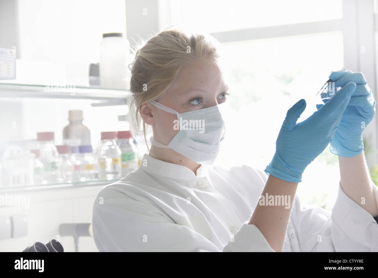 Scientist examining test tube in lab Banque D'Images