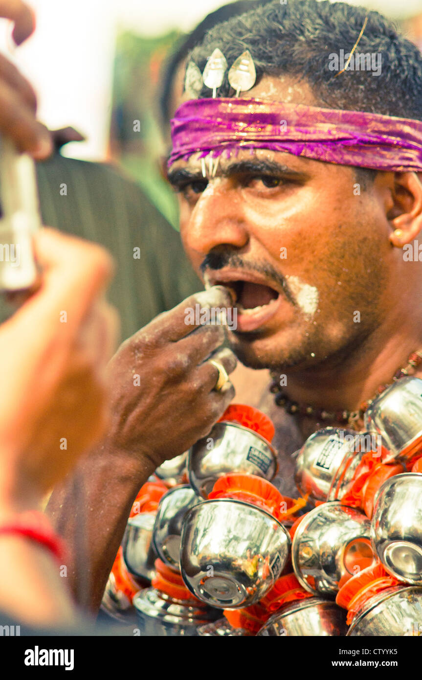 Festival Thaipusam, langue piercing est effectué sur les dévots, Penang, Malaisie 2011. Banque D'Images