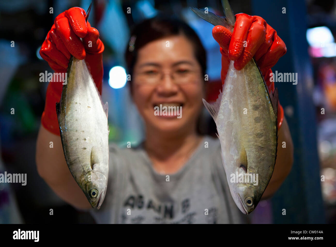 Woman holding up poisson dans Tai Po Market, nouveaux territoires, Hong Kong, Chine Banque D'Images