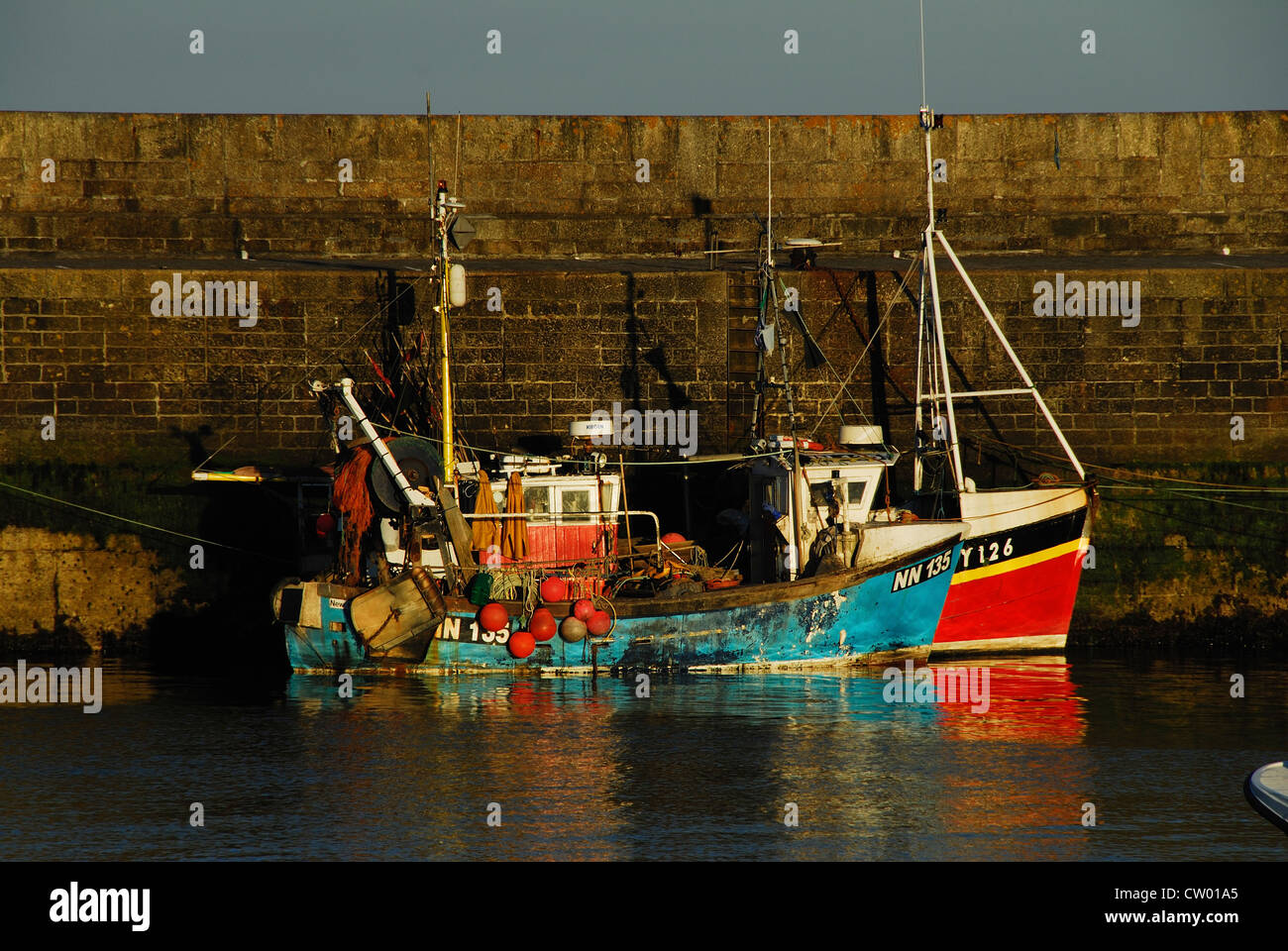 Un couple des bateaux de pêche dans le port de Mevagissey Cornwall UK Banque D'Images