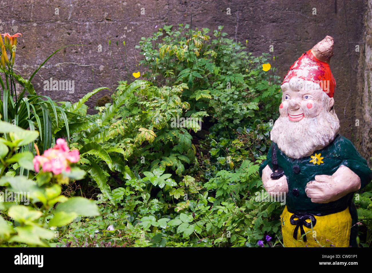 Grand jardin coloré de ROBIN HOOD'S BAY GNOME Banque D'Images