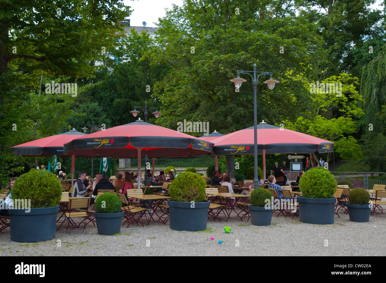 Terrasse de café derrière des Thermes parc Kurpark Wiesbaden Ville État de Hesse Allemagne Europe Banque D'Images