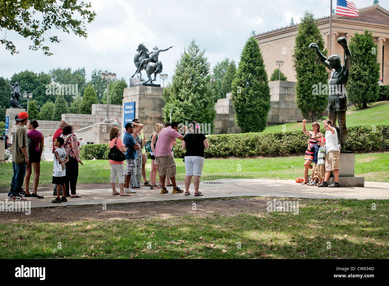 Ligne de touristes pour prendre des photos près de Rocky Statue, Musée d'Art de Philadelphie, Pennsylvanie, USA Banque D'Images